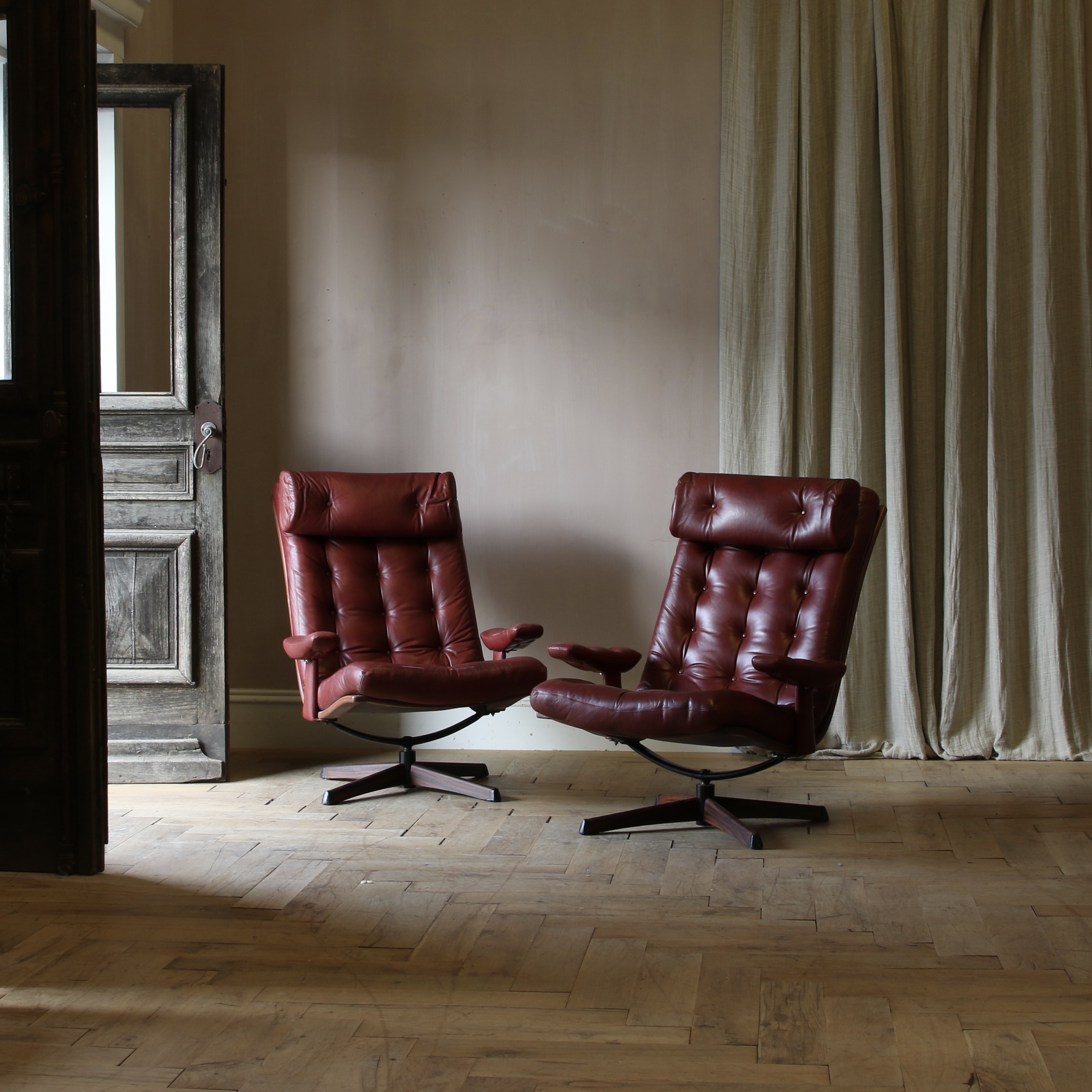 150-58 - Pair of Leather Armchairs by Göte Mobler
